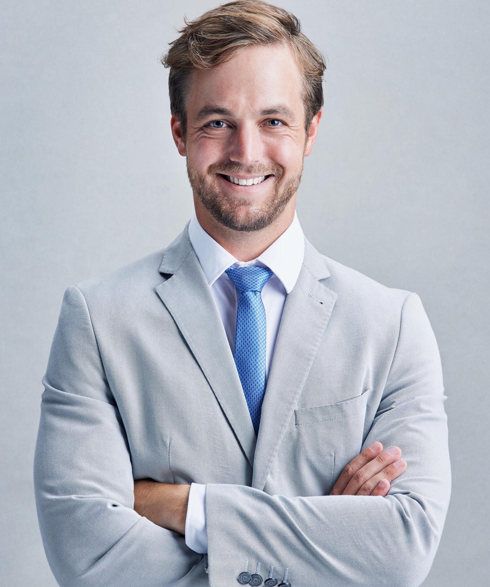 i know secret success studio shot businessman grey suit posing against grey background e1687360425231 i know secret success studio shot businessman grey suit posing against grey background e1687360425231